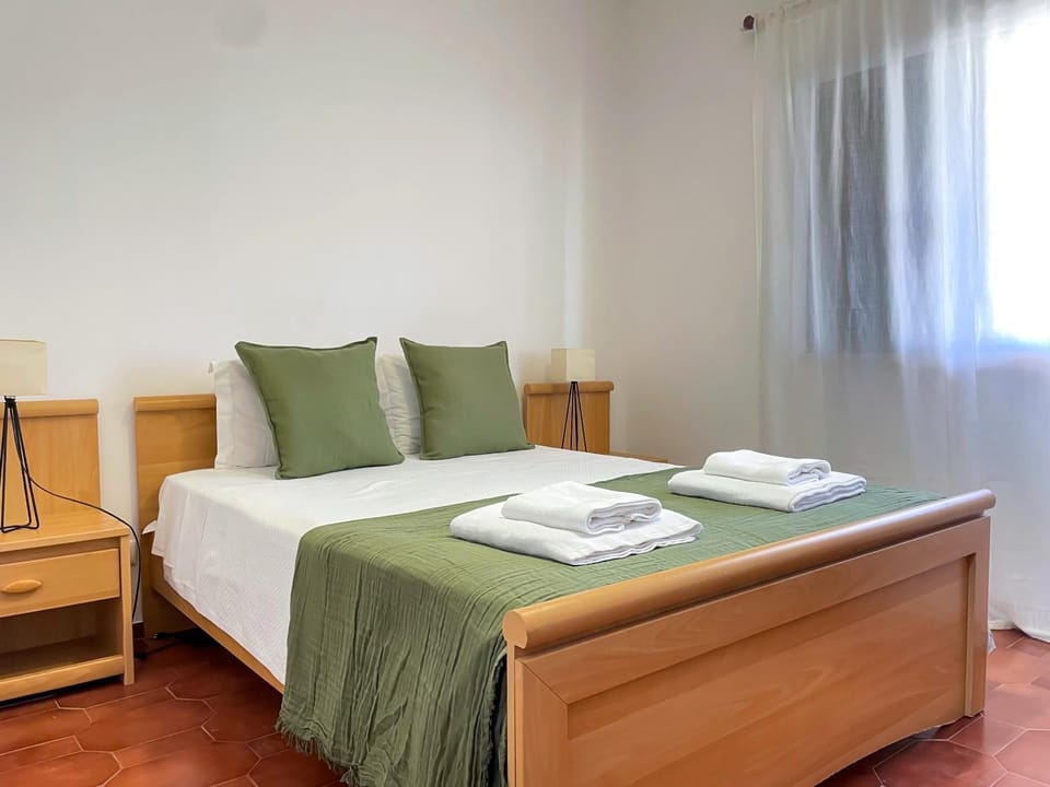 Bed, Bedroom, towels