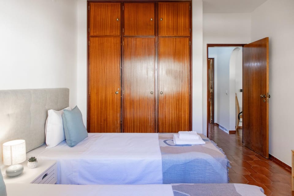 Bed, Bedroom, towels, wardrobe