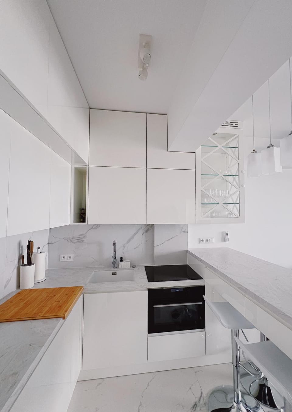 Kitchen or kitchenette, dishwasher, stove