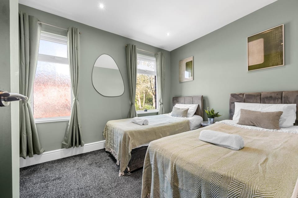 Photo of the whole room, Bedroom, towels