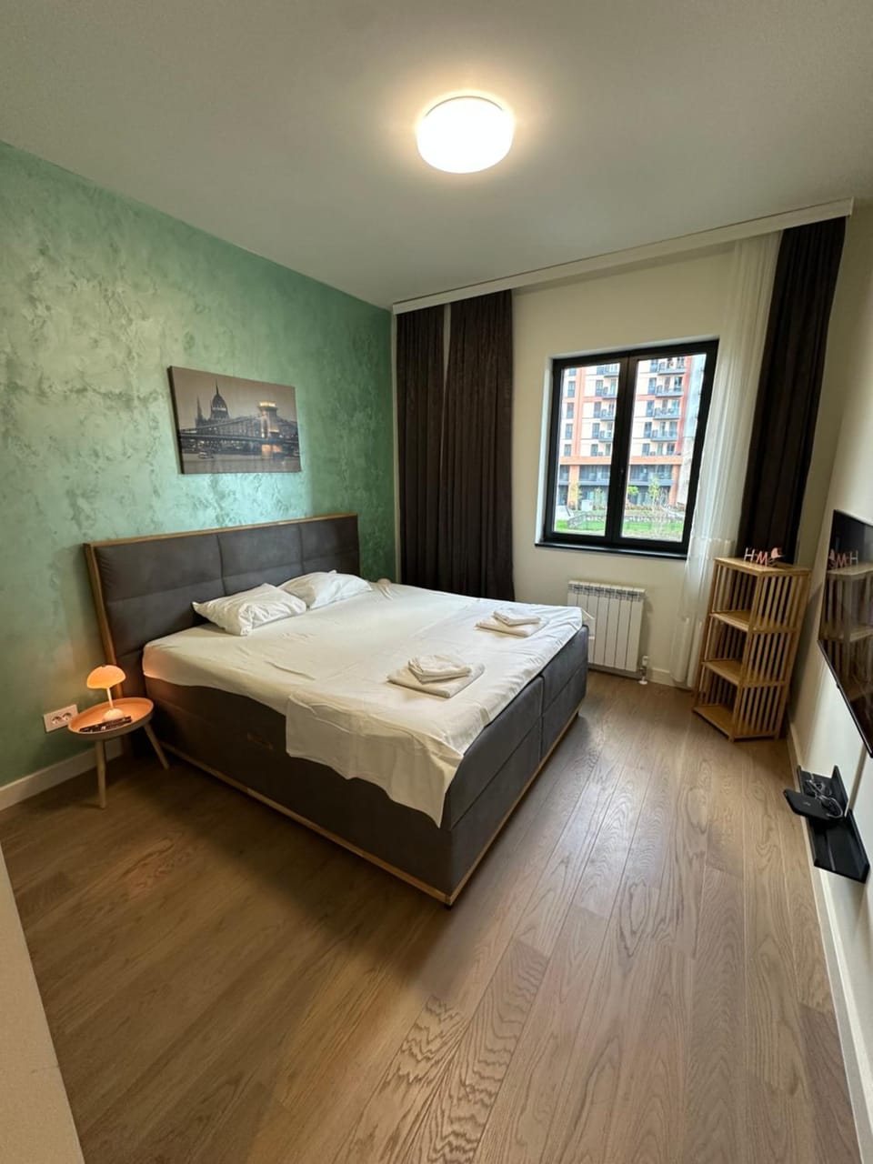 Bed, TV and multimedia, Photo of the whole room, Bedroom