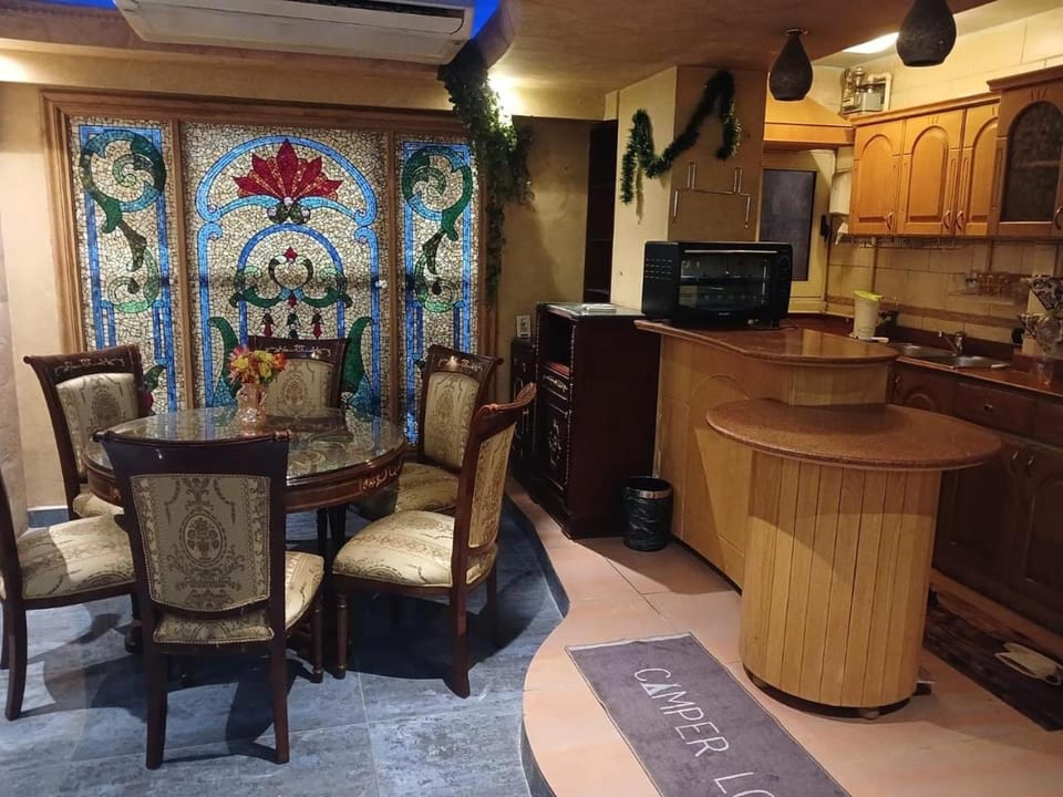 شقه جميله بها بعض المقتنيات التراثية المميزه ش سوريا الرئيسى بالمهندسين Apartment in Egypt