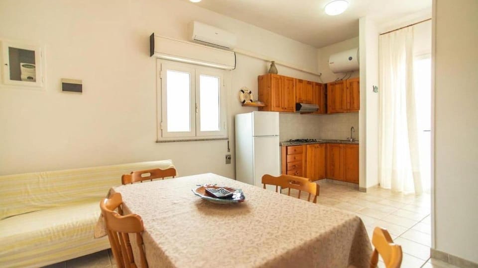 Kitchen or kitchenette, Living room, Seating area, Dining area, stove, air conditioner