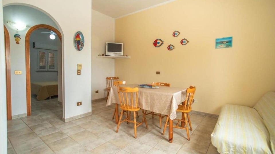 TV and multimedia, Kitchen or kitchenette, Living room, Seating area, Dining area