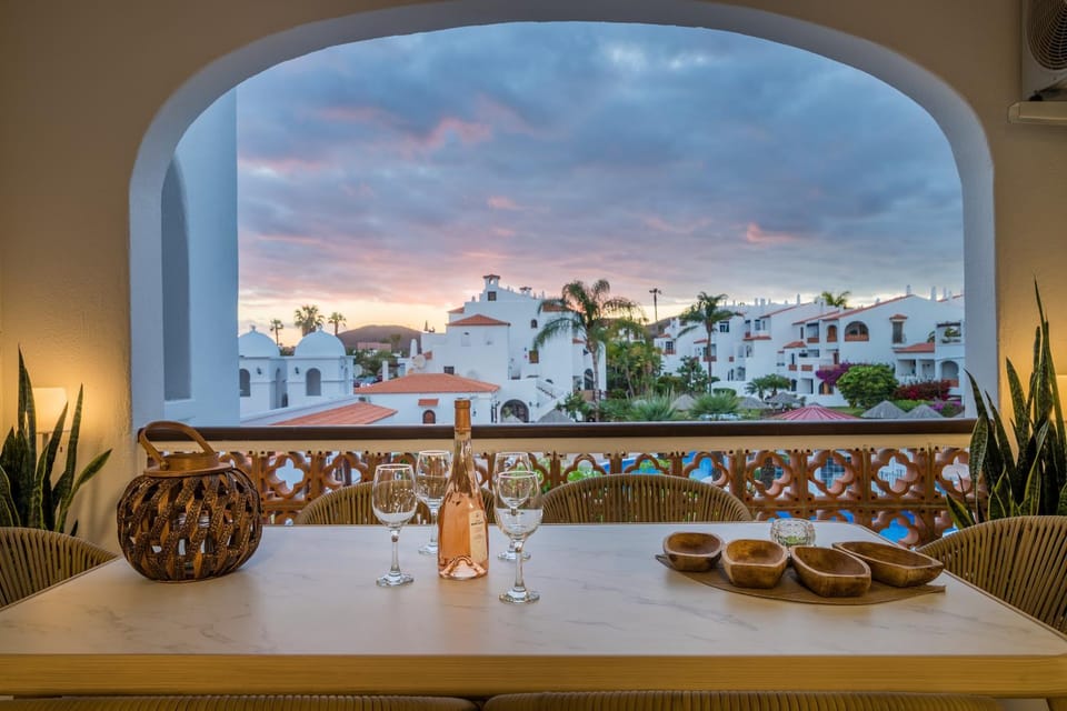 View (from property/room), Balcony/Terrace, Dining area