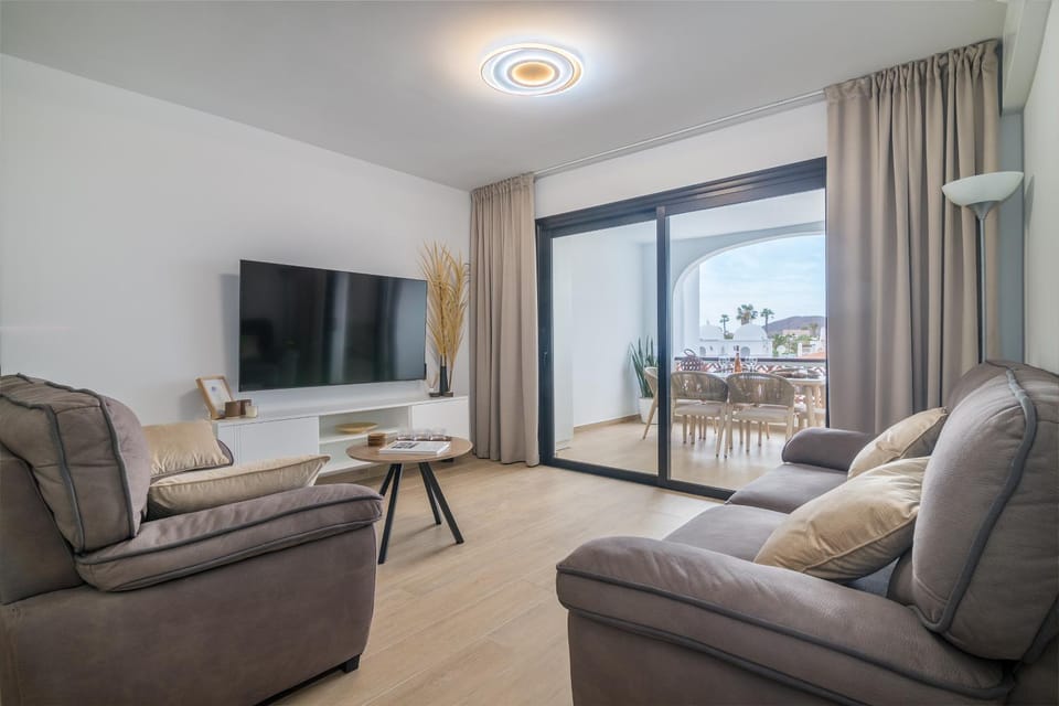 TV and multimedia, Living room, Seating area, Evening entertainment, air conditioner