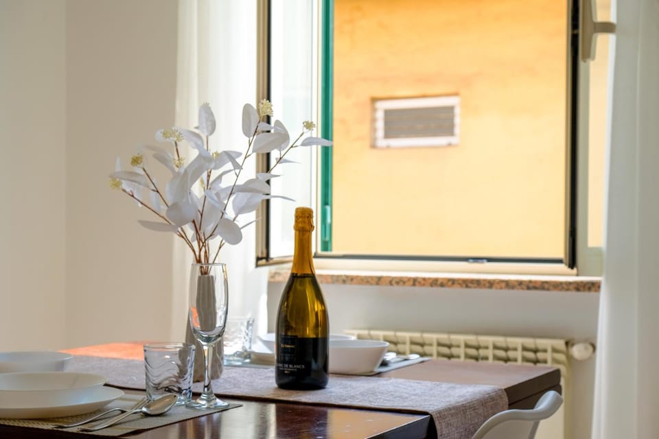 Food and drinks, Dining area, Drinks, Alcoholic drinks