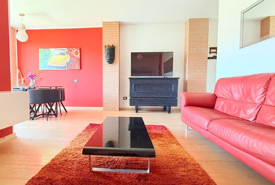 Communal lounge/ TV room, TV and multimedia, Living room, Decorative detail, Seating area, Evening entertainment