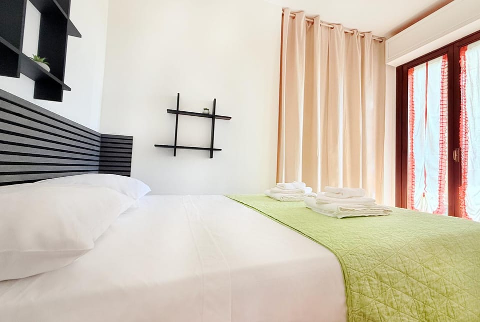 Bed, View (from property/room), Photo of the whole room, Decorative detail, Bedroom, furniture, towels