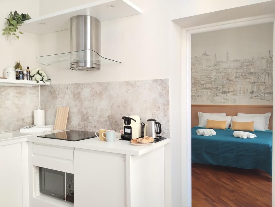 Coffee/tea facilities, Kitchen or kitchenette, stove