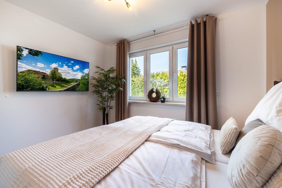 Bed, TV and multimedia, Photo of the whole room, Bedroom