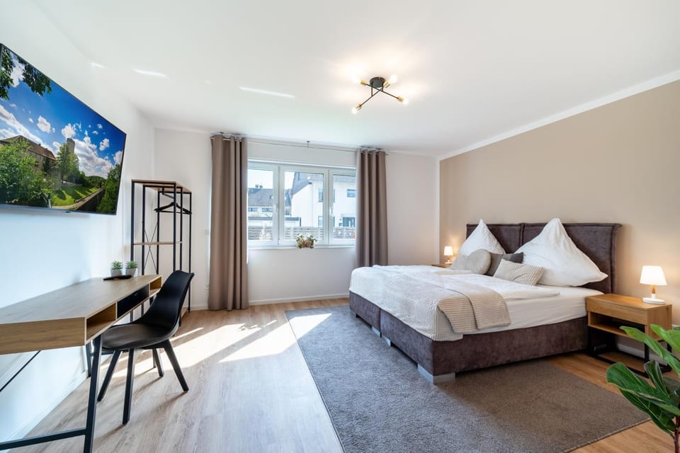Bed, TV and multimedia, Photo of the whole room, Bedroom
