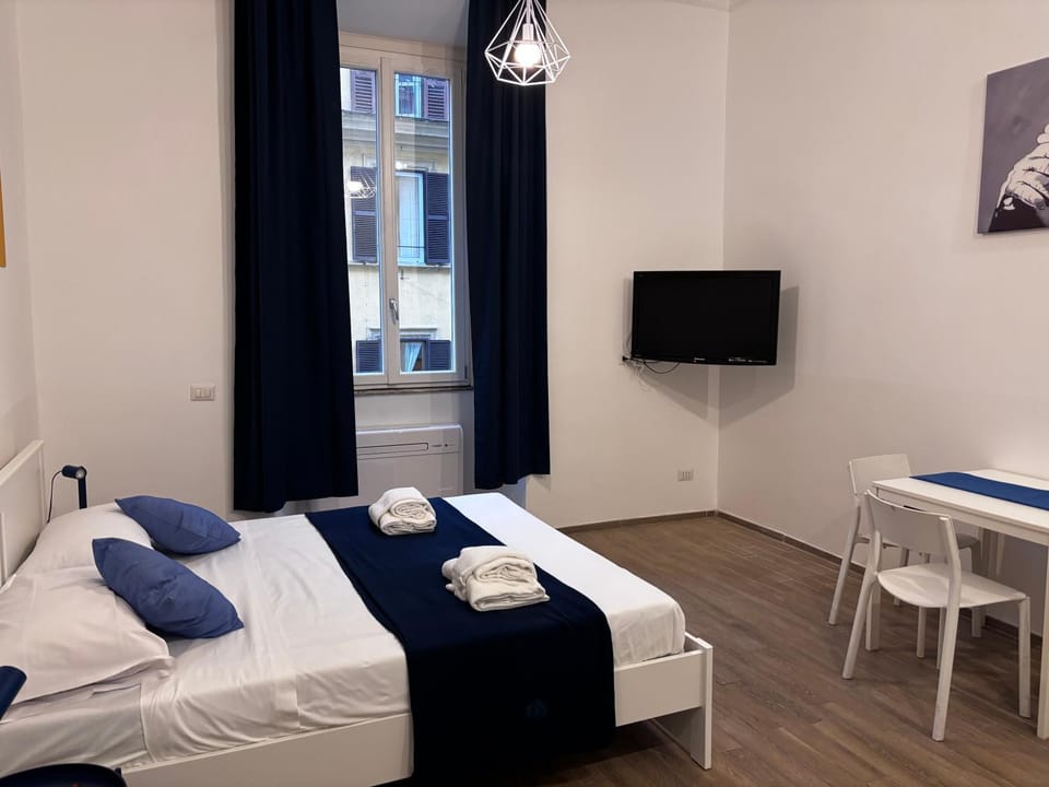 Bed, TV and multimedia, Photo of the whole room, Bedroom, towels