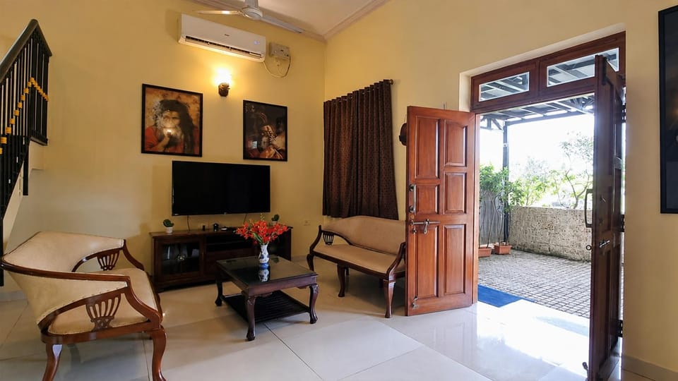 TV and multimedia, Living room, Seating area, air conditioner