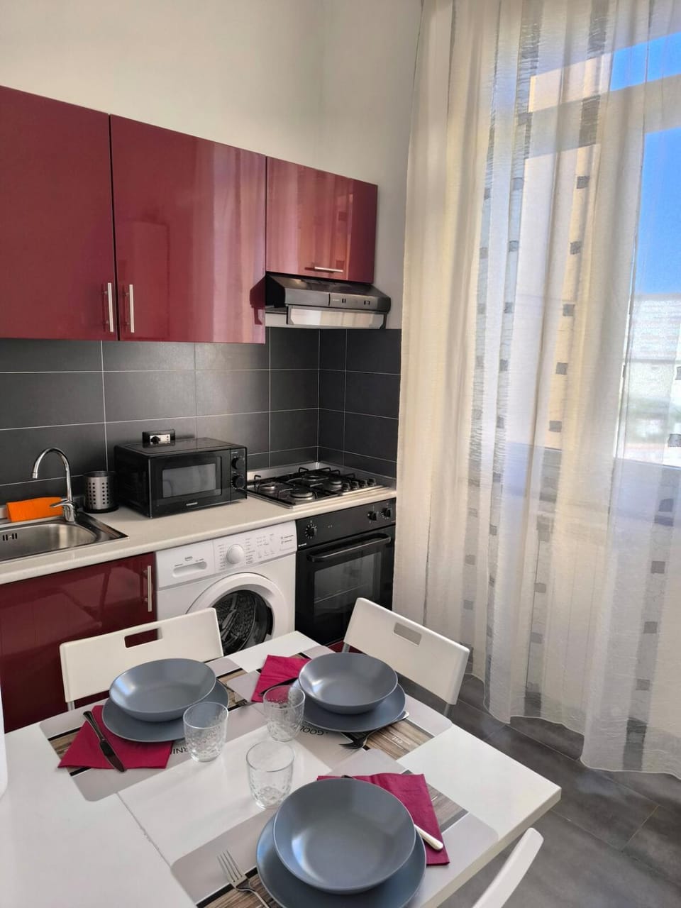 Kitchen or kitchenette, Dining area, stove