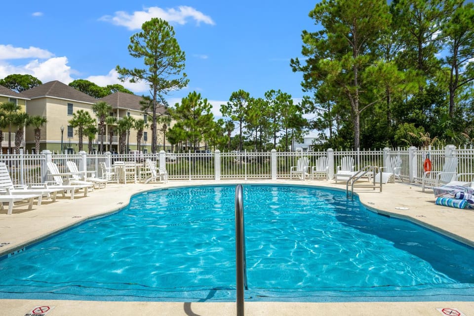 Pool view, Swimming pool, sunbed