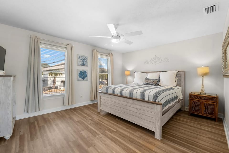 Bed, TV and multimedia, Bedroom