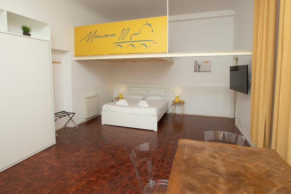 Bed, TV and multimedia, Living room, Photo of the whole room, Seating area, Bedroom