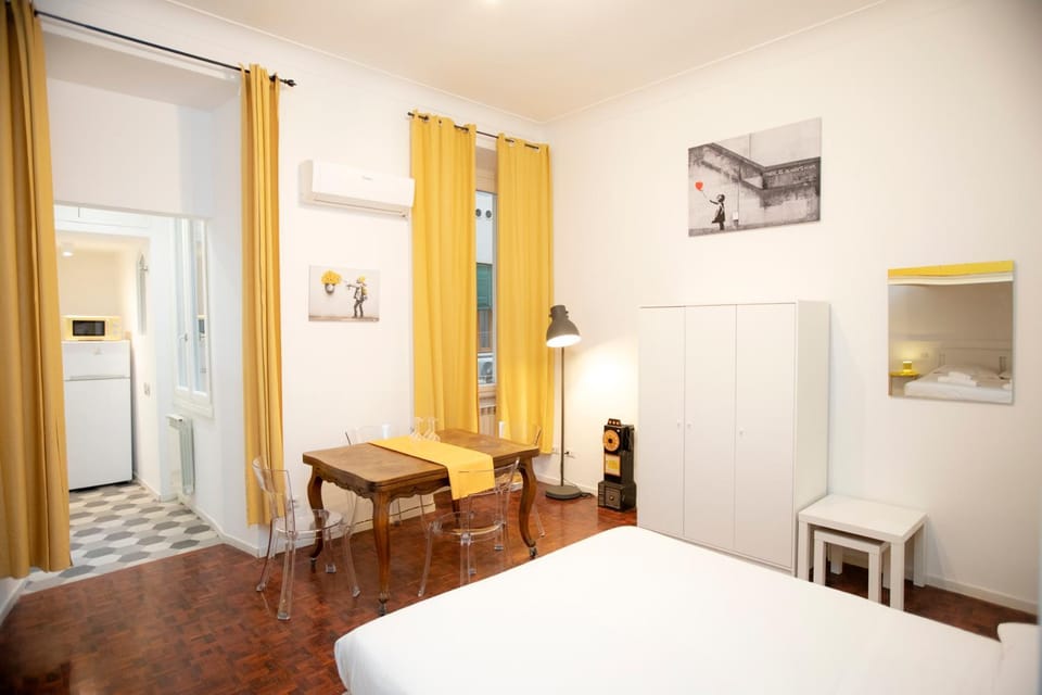 Bed, Living room, Photo of the whole room, Seating area, Bedroom