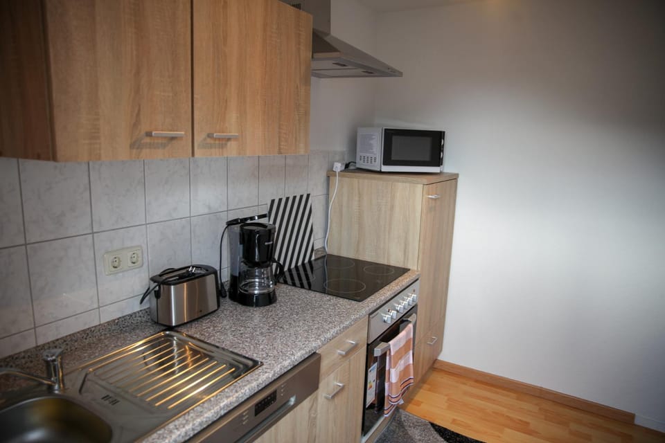 Coffee/tea facilities, Kitchen or kitchenette, stove, toaster