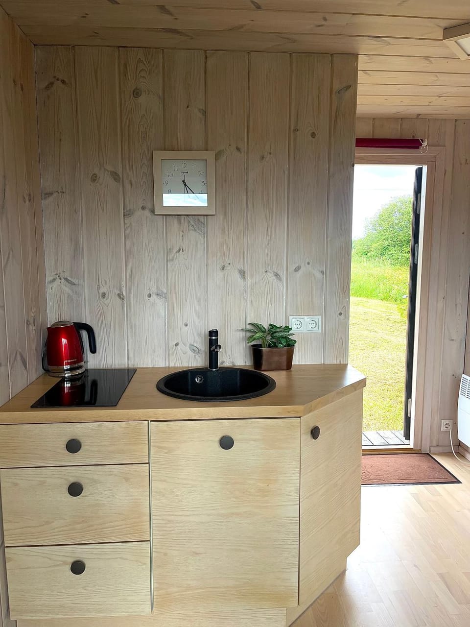 Coffee/tea facilities, Kitchen or kitchenette, stove