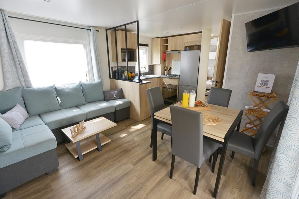 TV and multimedia, Coffee/tea facilities, Kitchen or kitchenette, Living room, Seating area, Dining area, microwave, oven, stove, kitchen