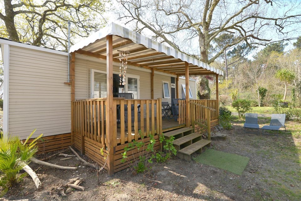Property building, Patio, Seating area, Dining area, Parking, sunbed
