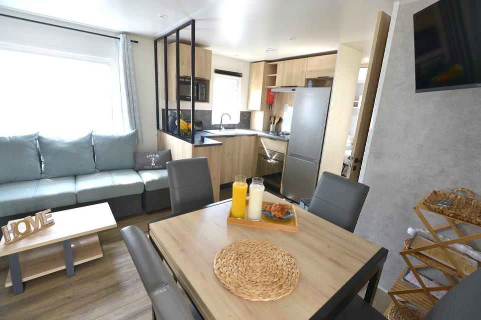 TV and multimedia, Coffee/tea facilities, Kitchen or kitchenette, Living room, Seating area, Dining area, microwave, oven, stove, kitchen