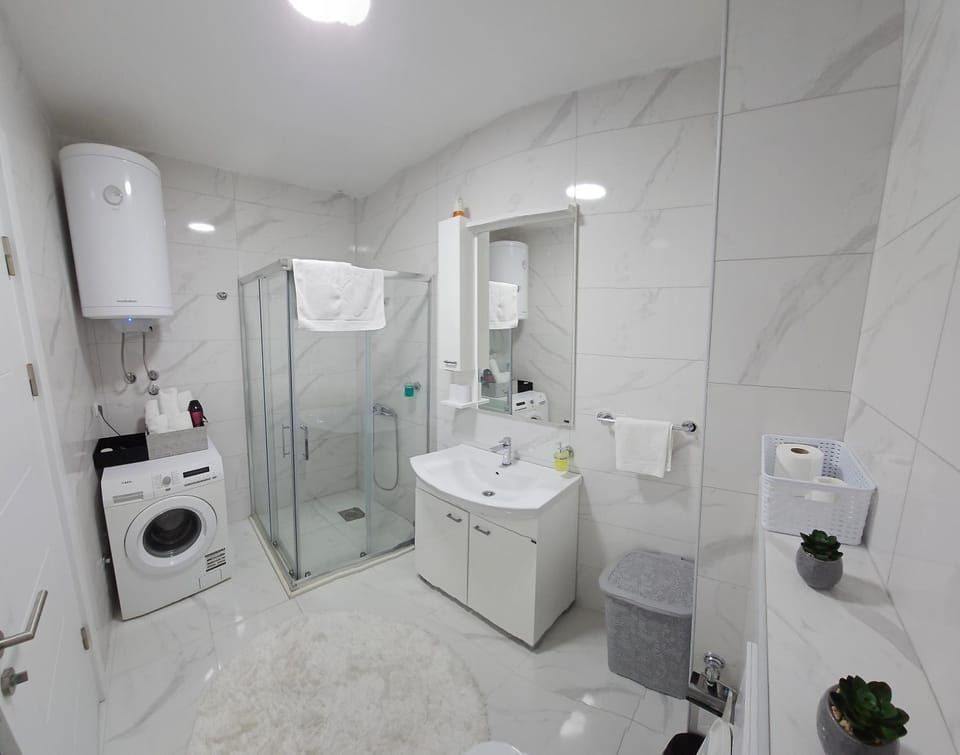 Shower, Toilet, Bathroom, towels, washing machine