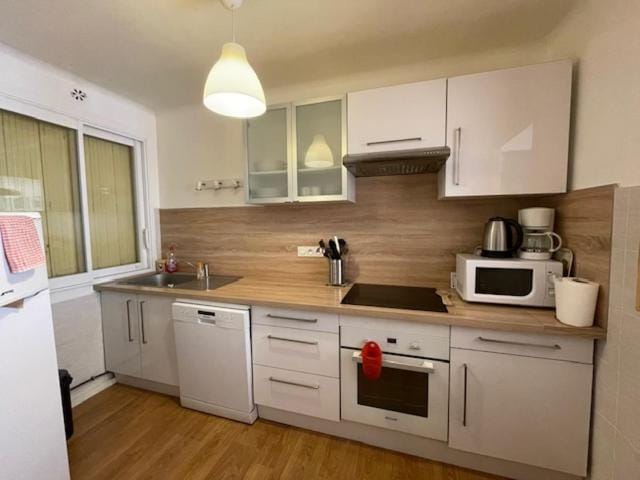 Coffee/tea facilities, Kitchen or kitchenette, dishwasher, oven, stove, toaster
