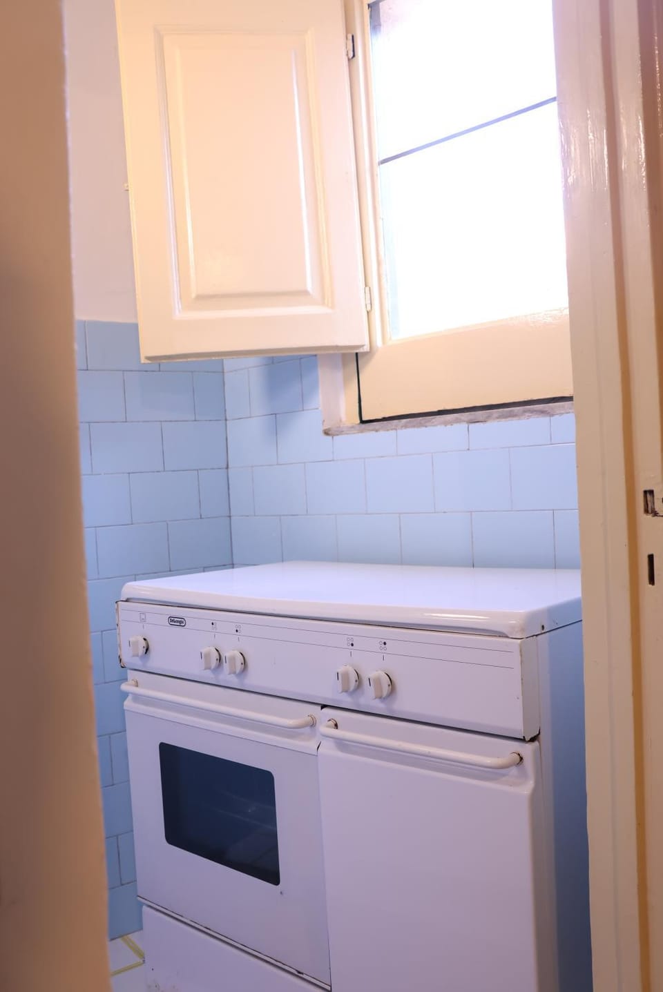 Kitchen or kitchenette, internet, oven, stove