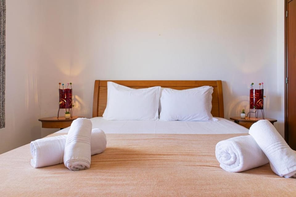 Bed, Bedroom, towels