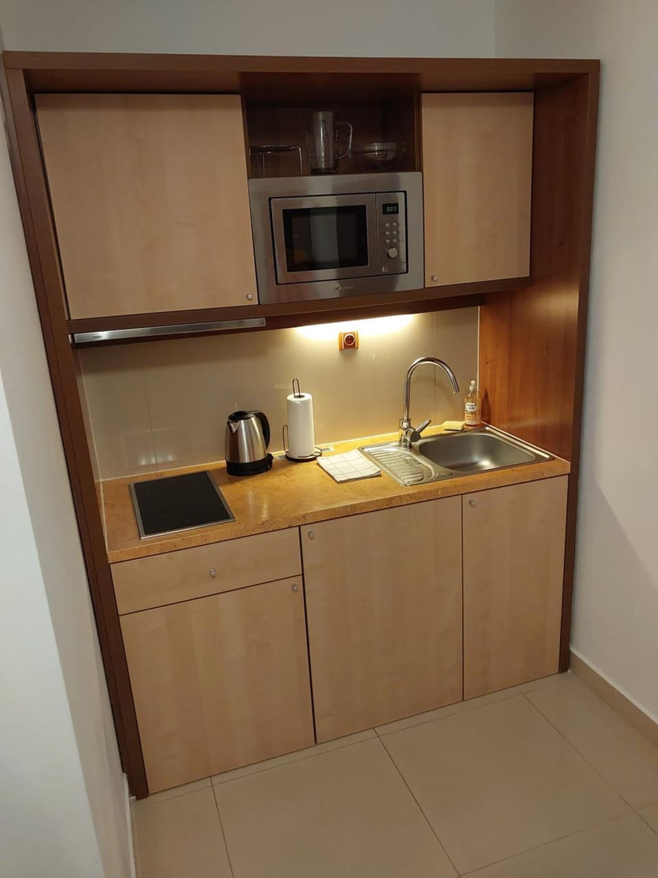 Coffee/tea facilities, Kitchen or kitchenette, stove