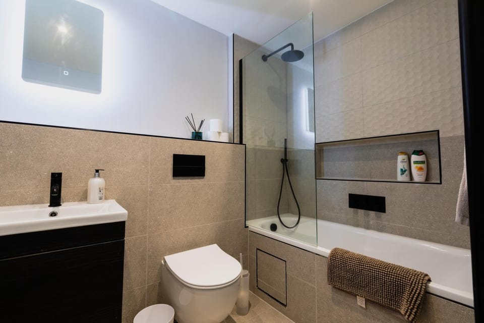 Shower, Toilet, Bathroom, towels