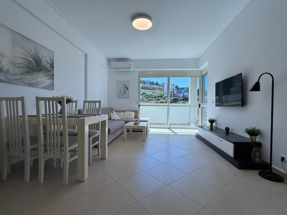 TV and multimedia, Living room, Seating area, Dining area
