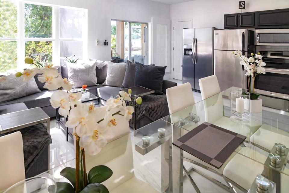 Seating area, Dining area