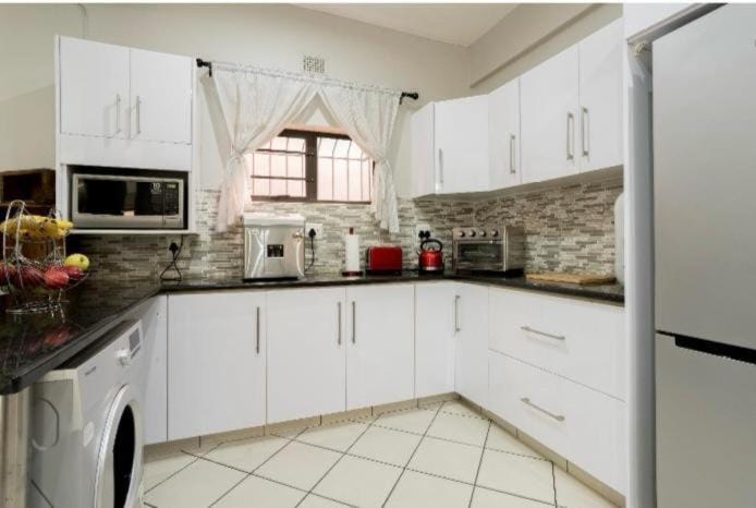 6 Bedroom home with pool and entertainment area House in Dolphin Coast
