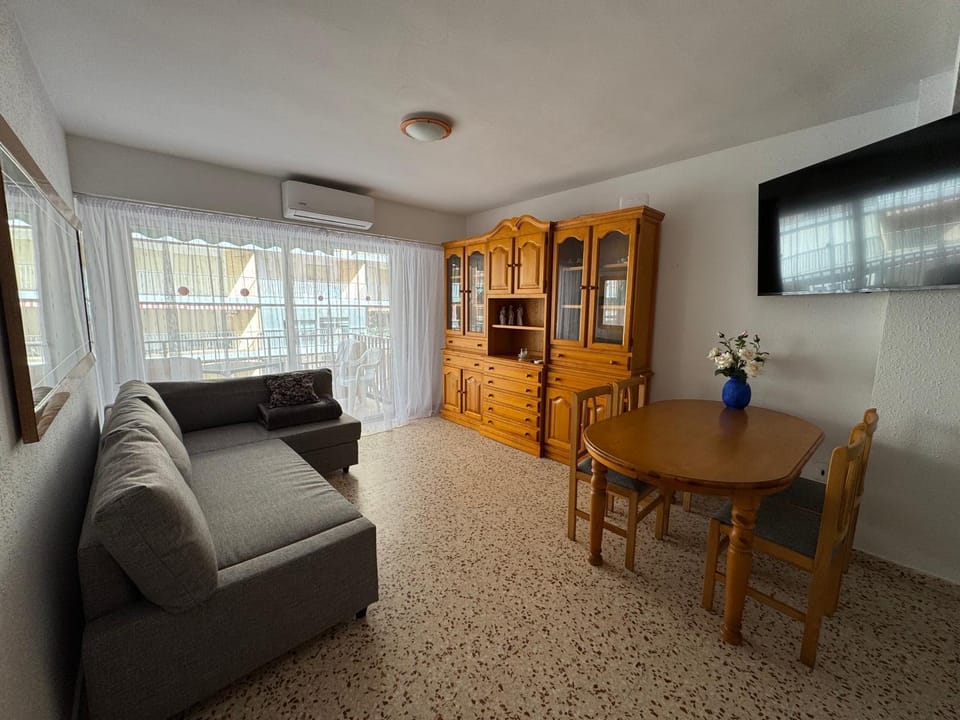 Communal lounge/ TV room, TV and multimedia, Living room, Seating area, Evening entertainment, air conditioner