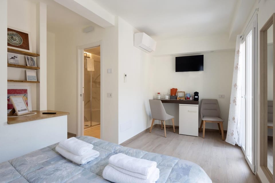 TV and multimedia, Photo of the whole room, Bedroom