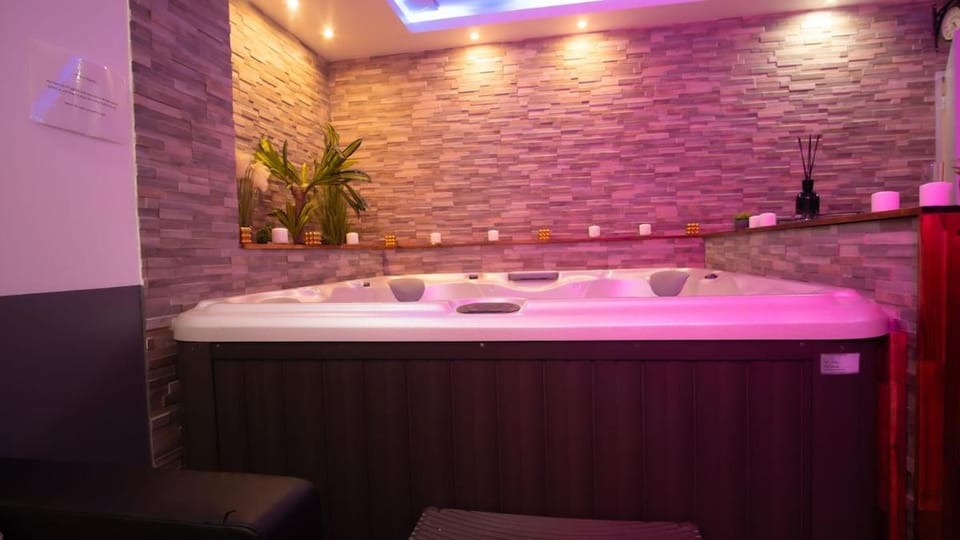 Suite avec Jacuzzi Privatif-Golden Jacuzzi Apartment in Occitanie