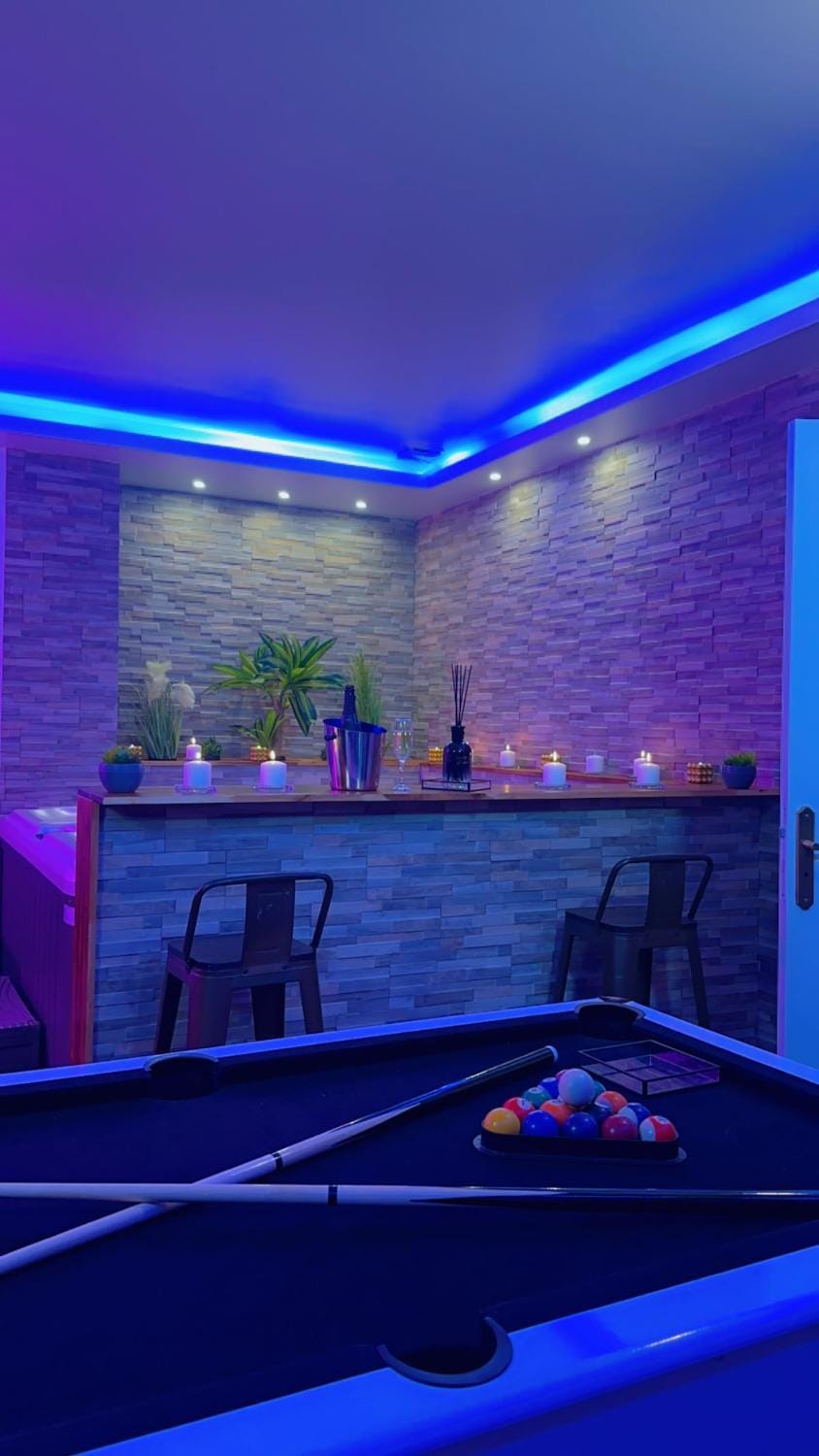 Suite avec Jacuzzi Privatif-Golden Jacuzzi Apartment in Occitanie