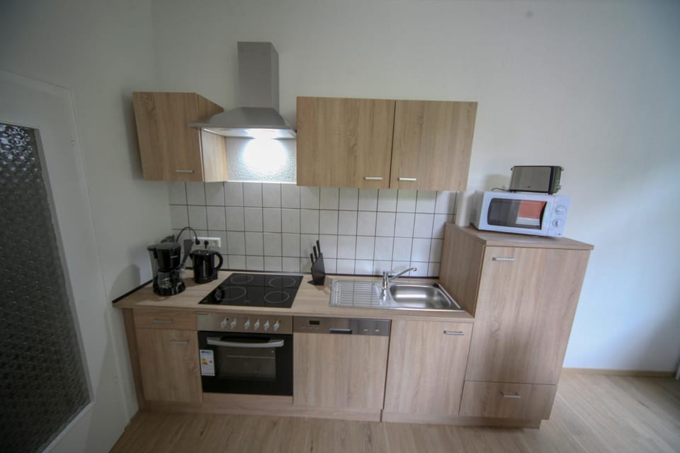 Coffee/tea facilities, Kitchen or kitchenette, oven, stove, toaster