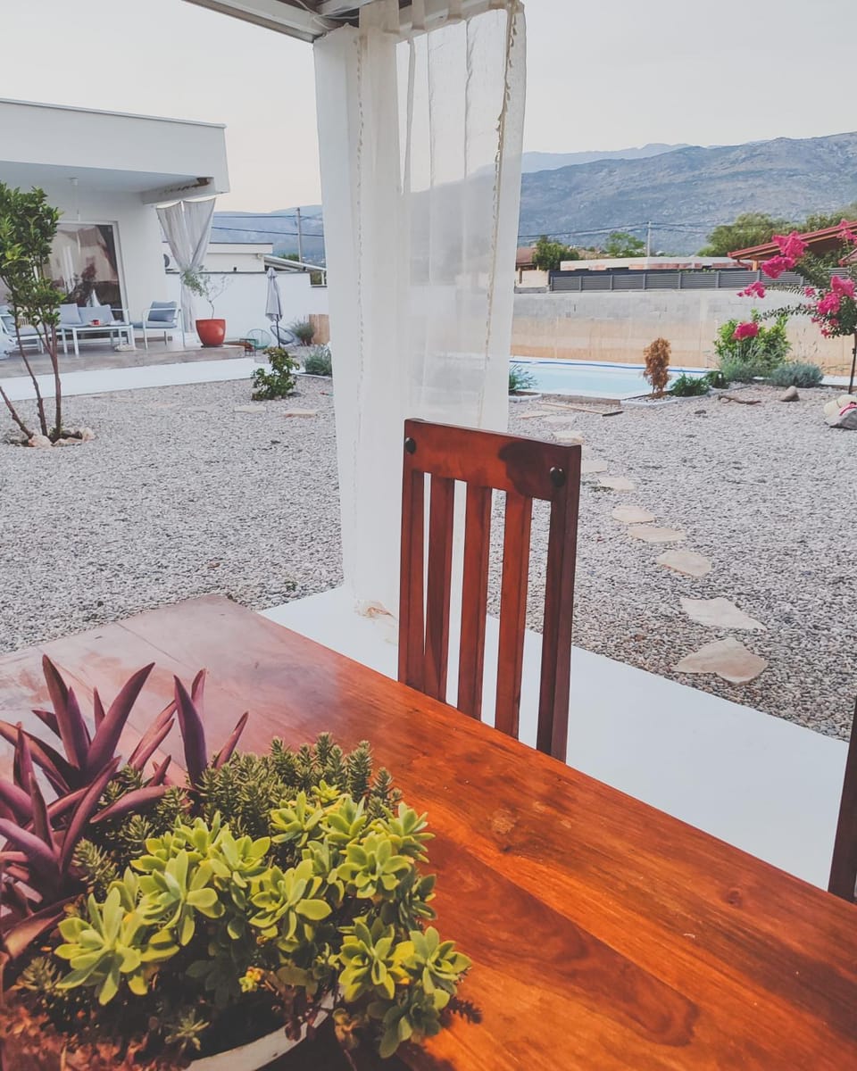 View (from property/room), Dining area, Mountain view