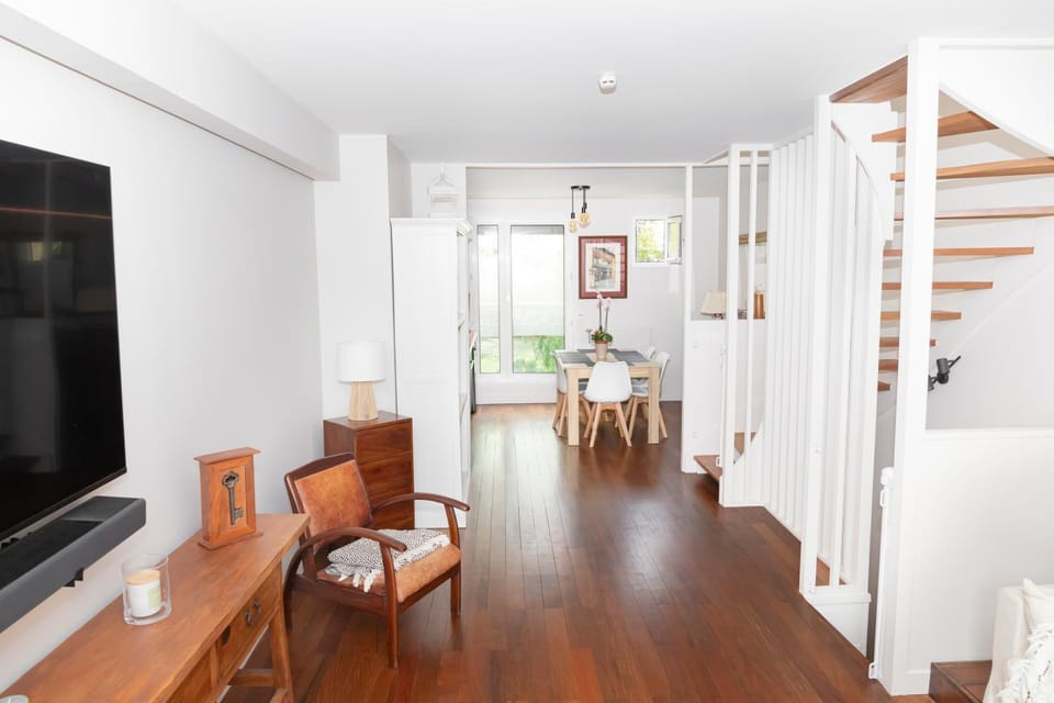 Maison familiale située à 20 mn de Paris et Disneyland House in Noisy-le-Grand