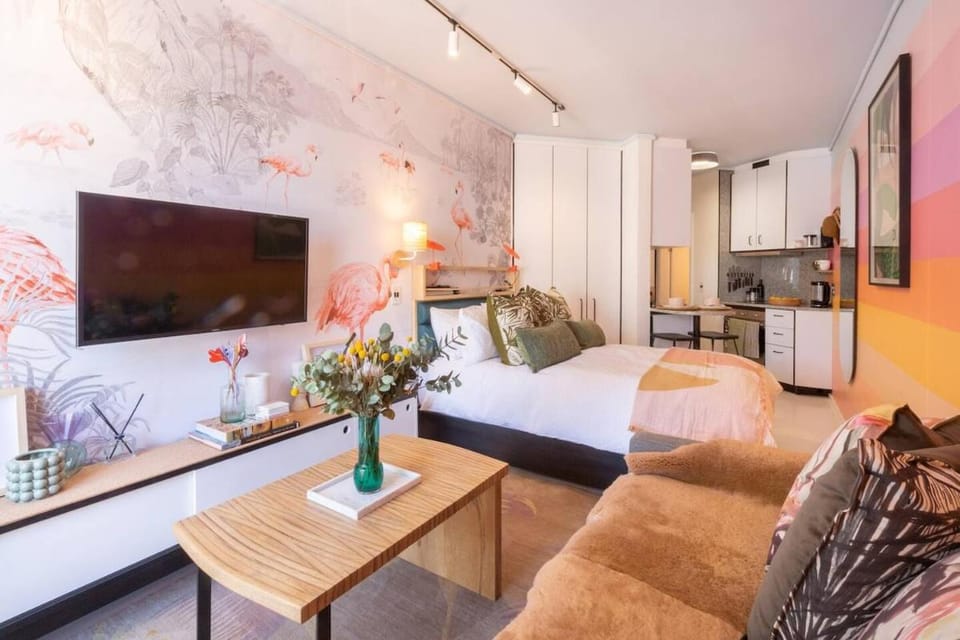 Bed, TV and multimedia, Kitchen or kitchenette, Living room, Photo of the whole room, Seating area