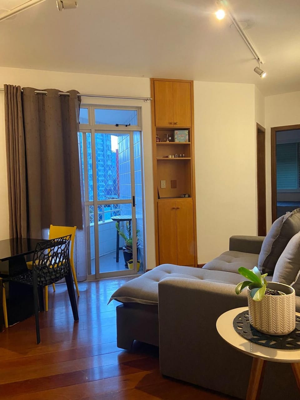 Apartamento na Savassi com varanda e janela acústica Apartment in Belo Horizonte