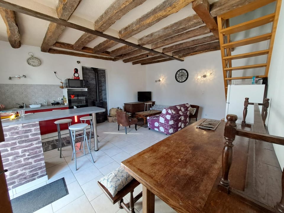 TV and multimedia, Coffee/tea facilities, Kitchen or kitchenette, Living room, Seating area, Dining area, microwave, oven, stove, kitchen