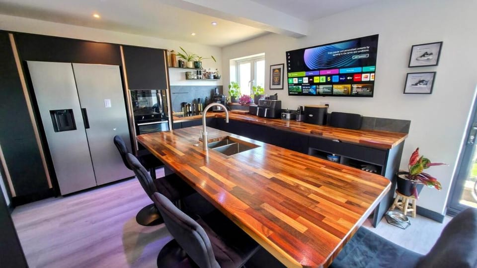 Stylish, Modern Cardiff Home, Perfect for Groups and Families House in Cardiff