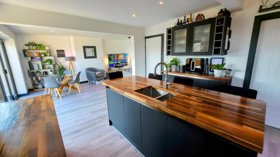 Stylish, Modern Cardiff Home, Perfect for Groups and Families House in Cardiff