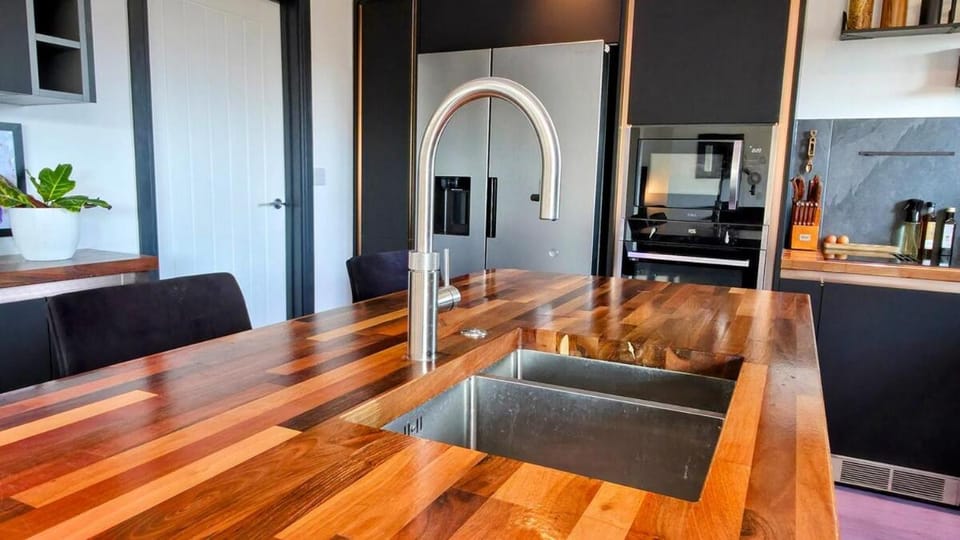 Stylish, Modern Cardiff Home, Perfect for Groups and Families House in Cardiff